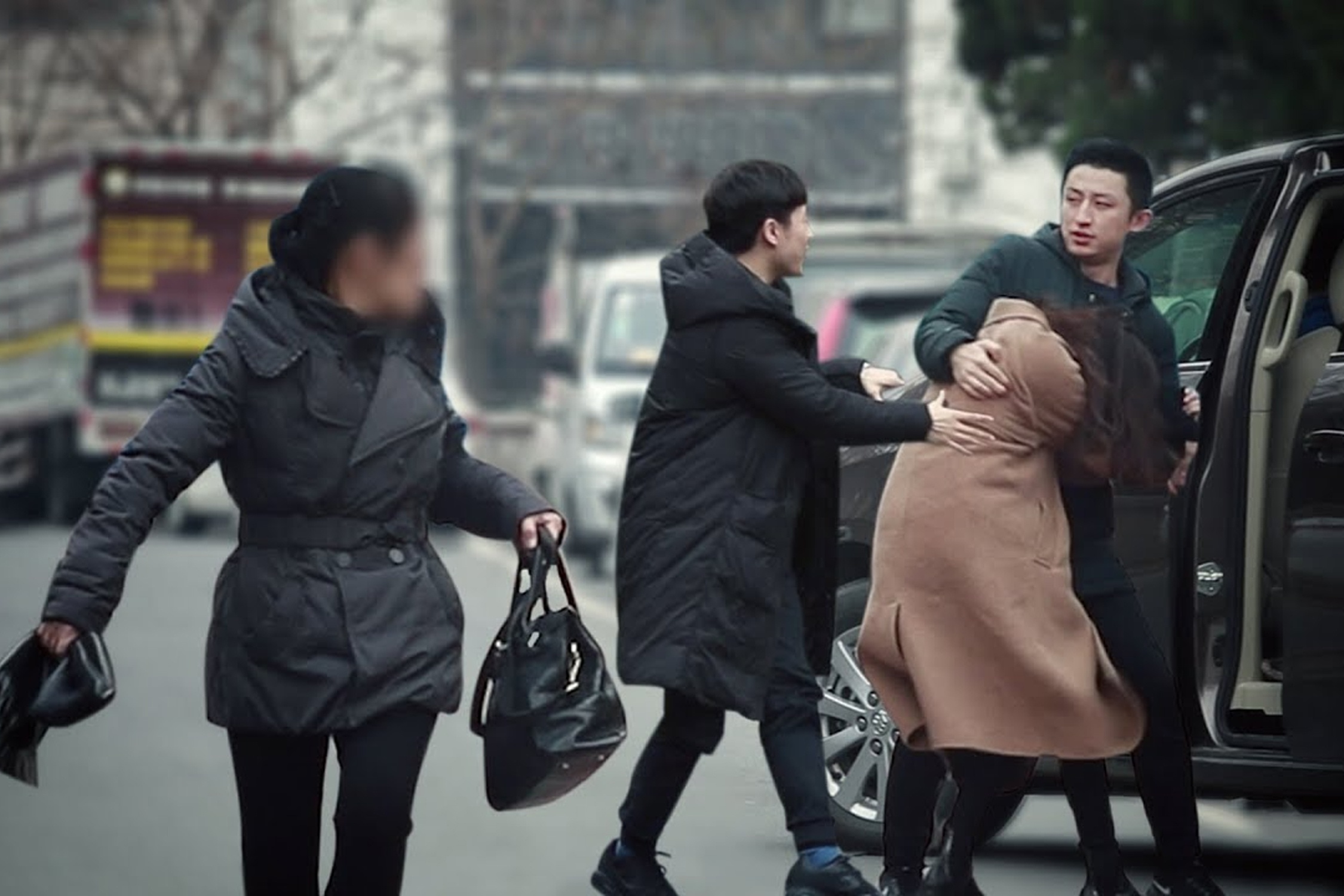 Phan ung cua nguoi la khi thay co gai bi bat coc hinh anh