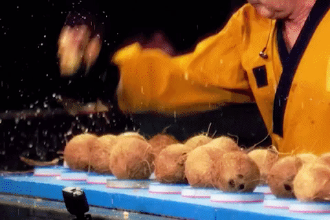 Tay khong dap vo 148 trai dua trong mot phut hinh anh