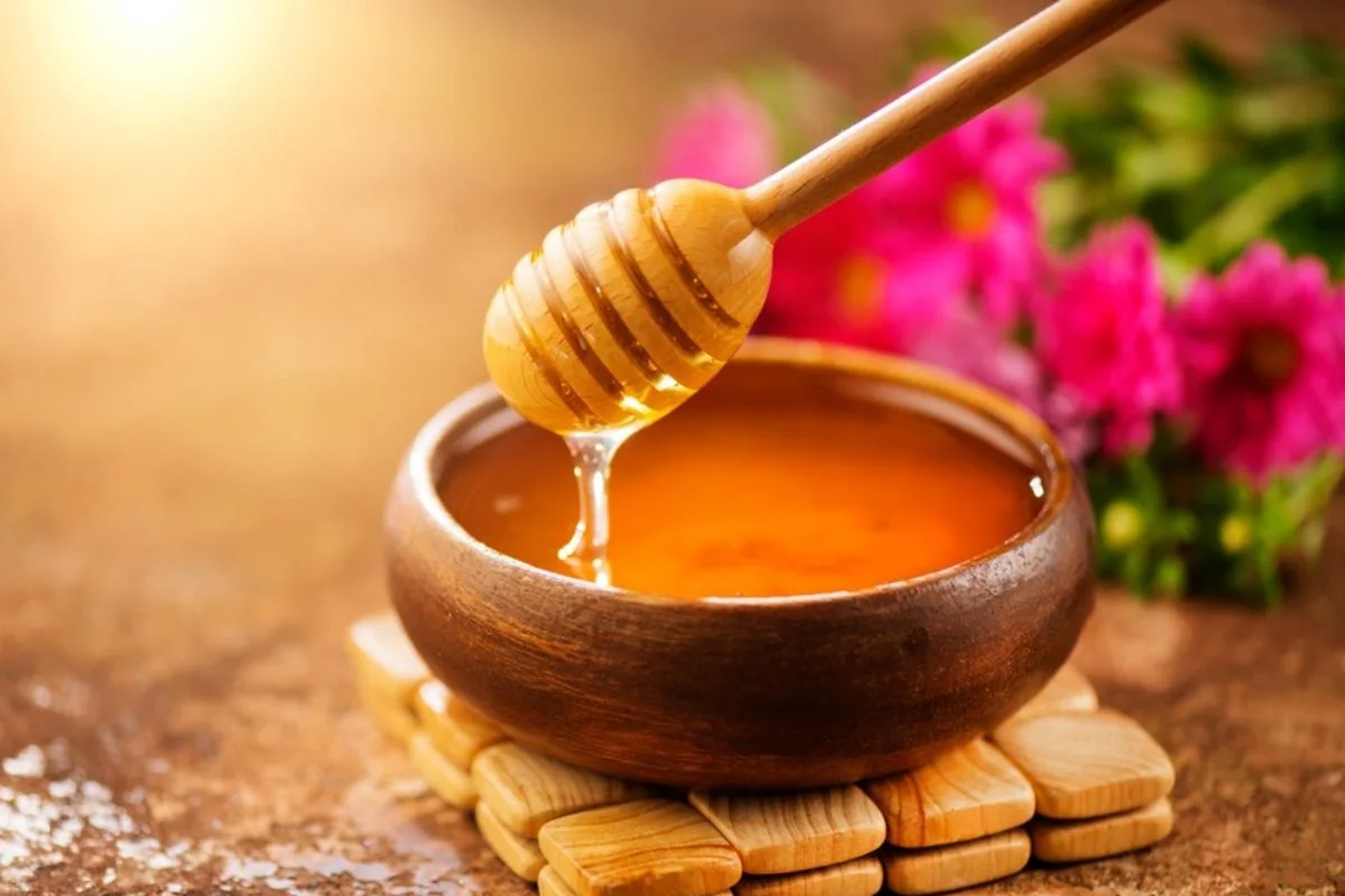 Loi ich khong ngo khi uong mat ong moi ngay hinh anh