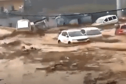 Lu quet cuon troi hang tram xe hoi o Trung Quoc hinh anh