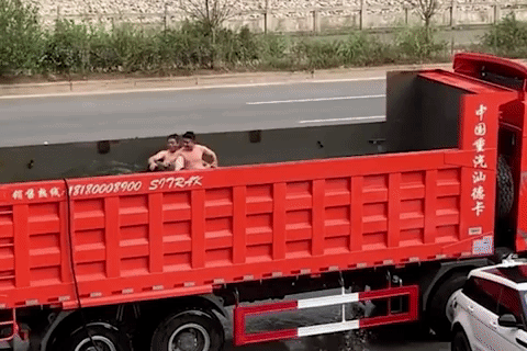 Bien thung xe tai thanh be boi luot song hinh anh