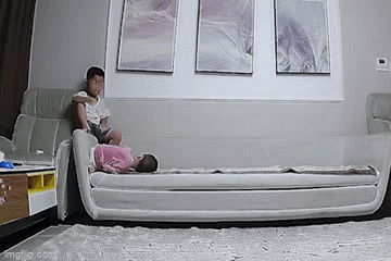 Be trai 5 tuoi cuu em gai nga sofa hinh anh