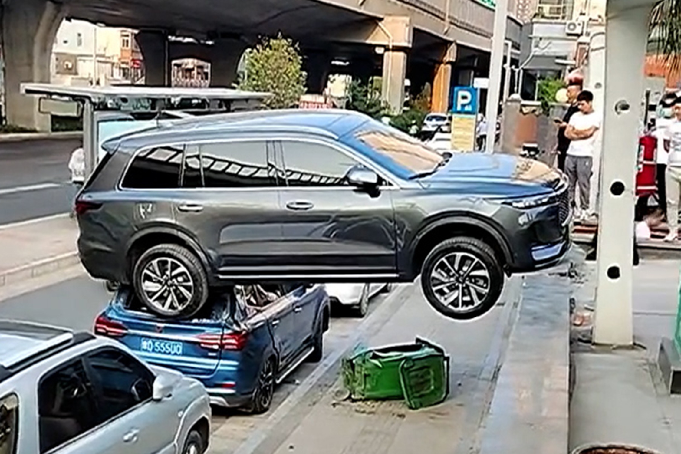 Nguoi phu nu lui oto len noc xe khac o Trung Quoc hinh anh