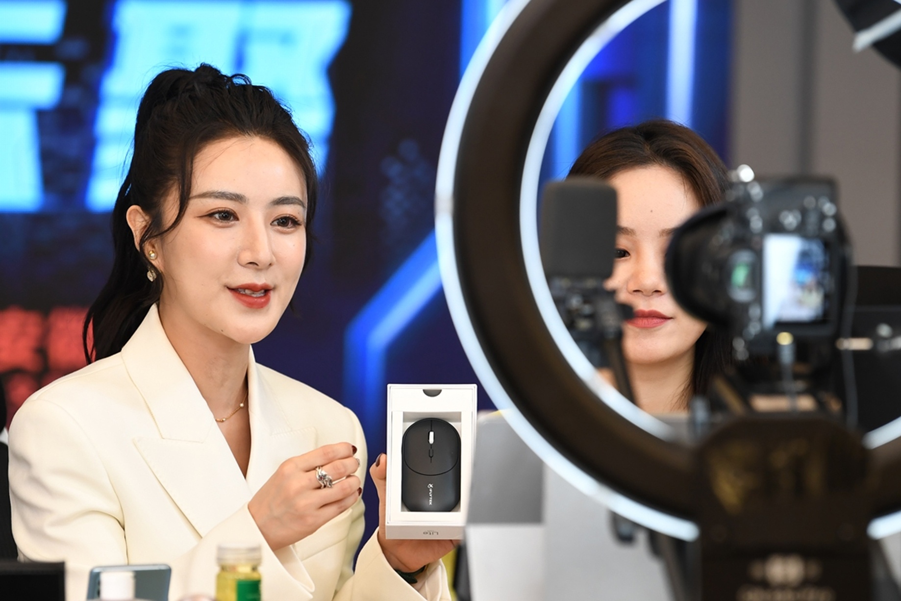 Bung no livestream tuyen dung o Trung Quoc hinh anh