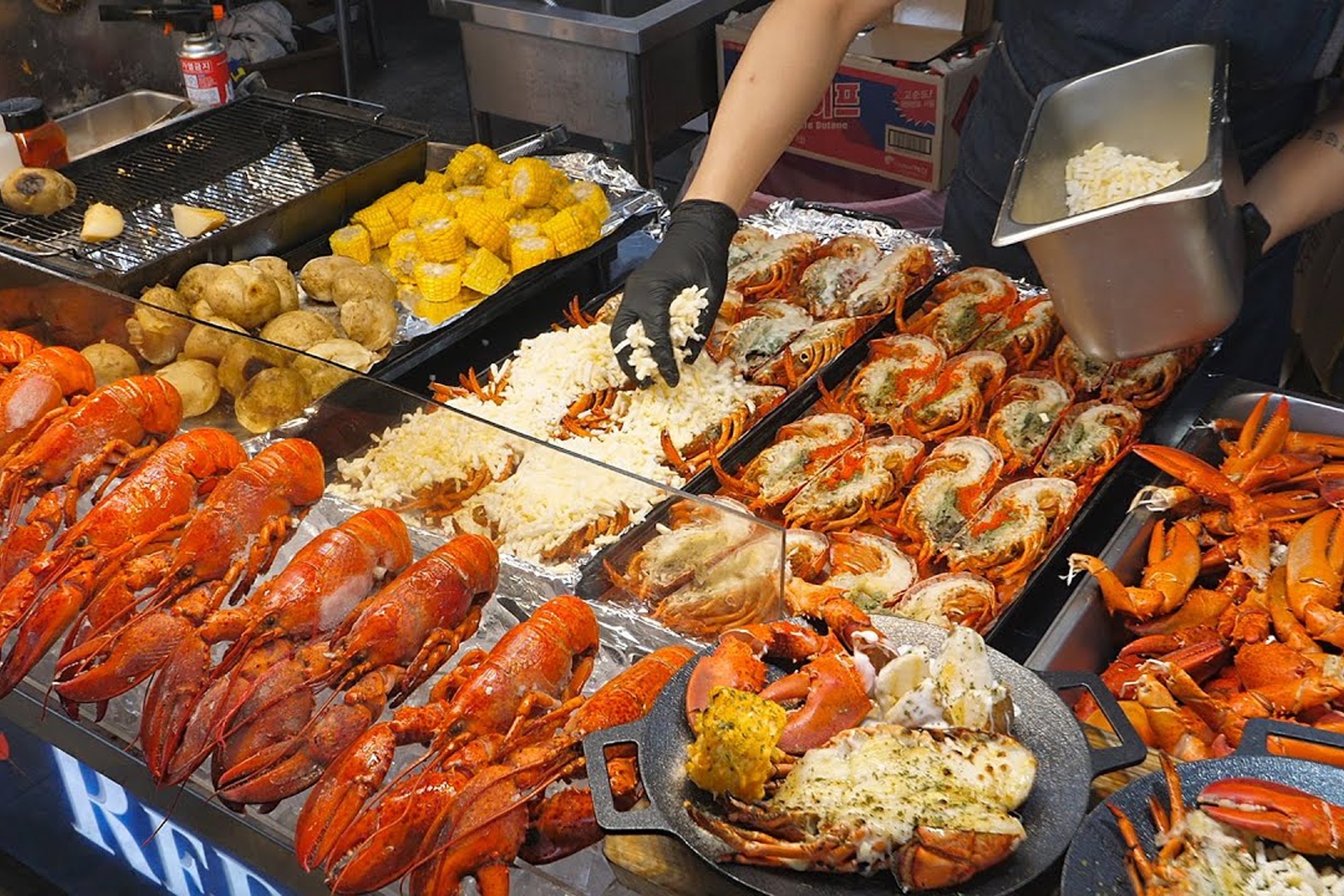 Tom hum nuong pho mai tren duong pho Han Quoc hinh anh