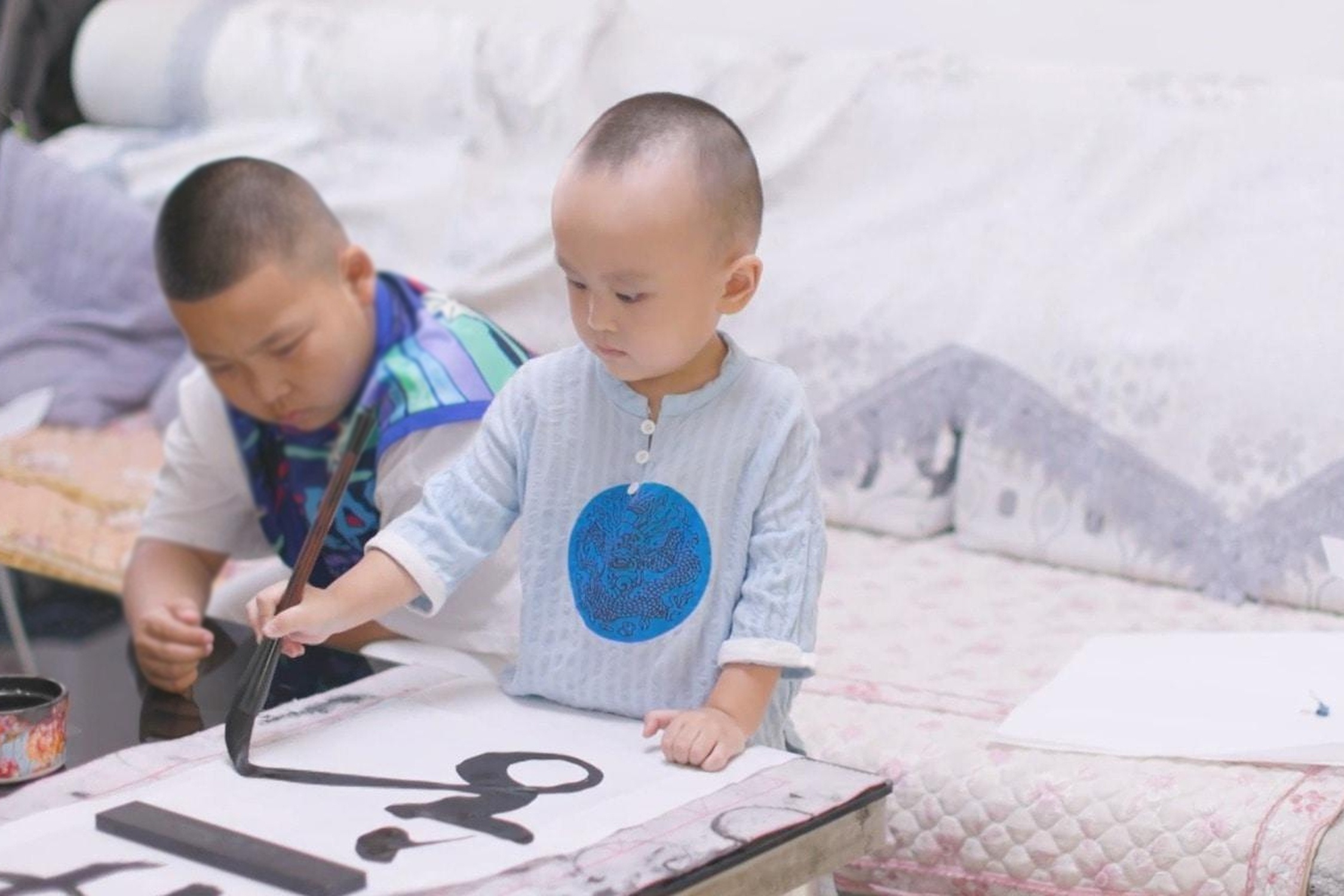 Be 3 tuoi viet thu phap dieu luyen hinh anh