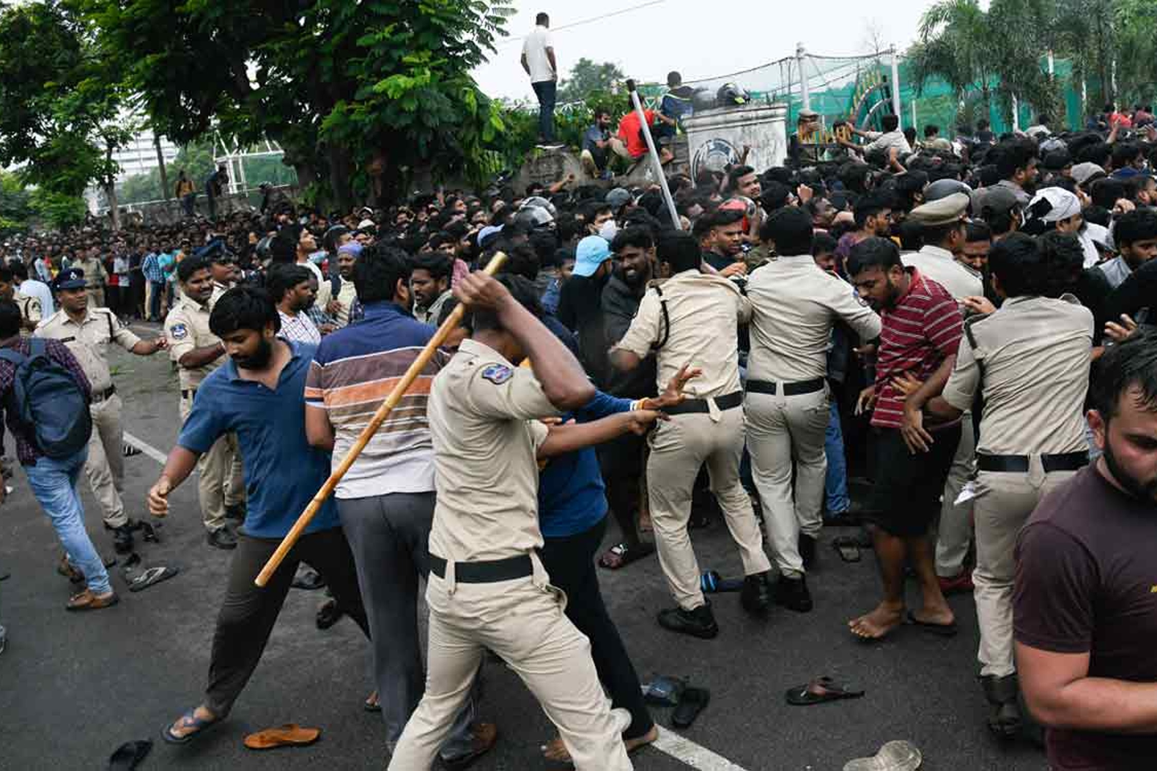 Gan 30.000 nguoi giam dap len nhau de mua ve xem mot tran dau o An Do hinh anh