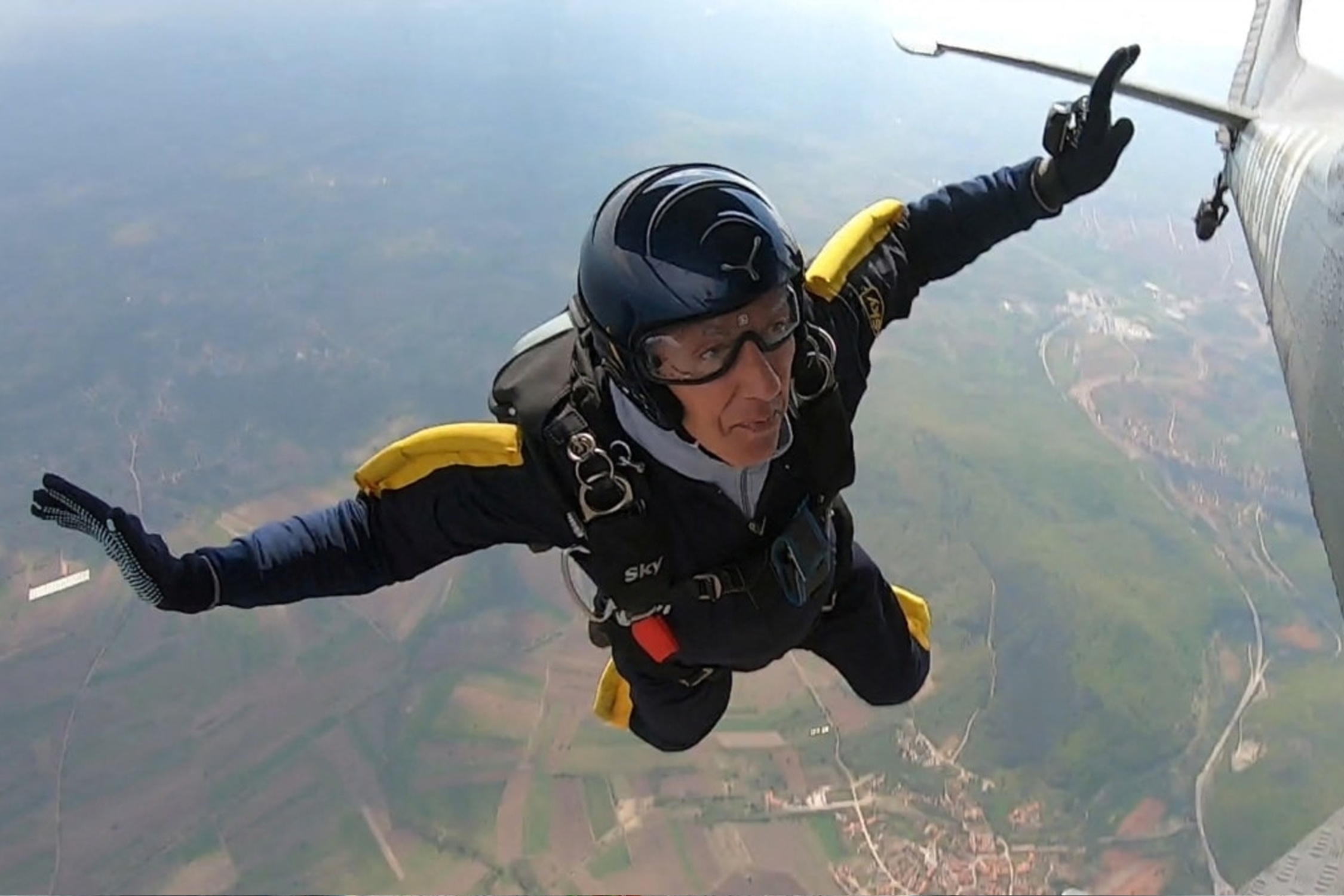 Nguoi dan ong thuc hien gan 1.500 cu nhay khoi may bay hinh anh