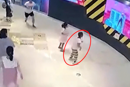 Nguoi dan ong Trung Quoc dap nga be trai 7 tuoi de tra thu hinh anh