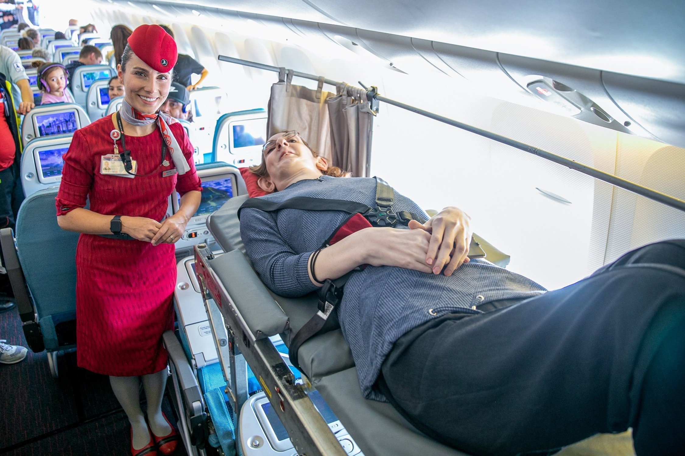 Nguoi phu nu cao nhat the gioi lan dau di may bay hinh anh