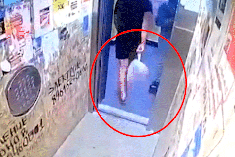 Mai nhin dien thoai, chang trai suyt gap tai nan voi thang may o Nga hinh anh