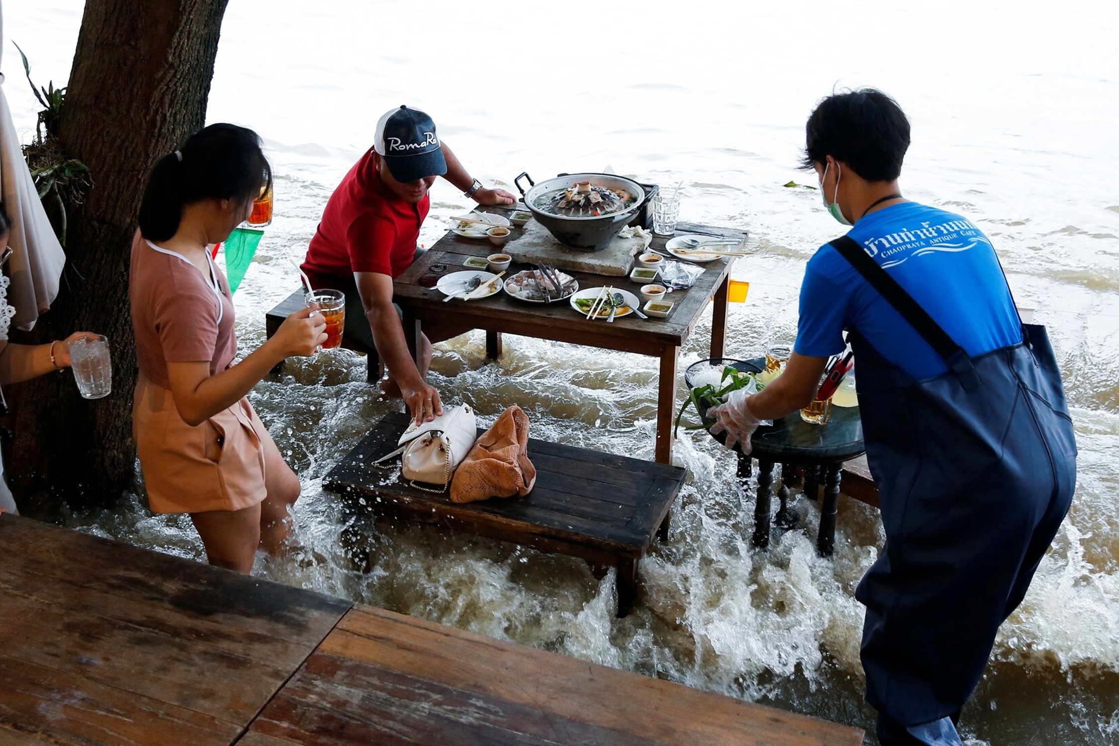 Nguoi Thai an trong nha hang ngap nuoc hinh anh