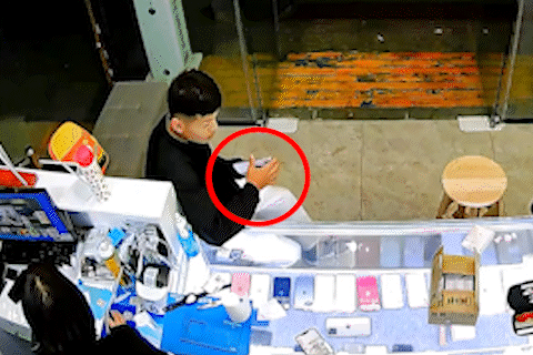 Gia vo mua hang, chang trai Trung Quoc cam dien thoai bo chay hinh anh