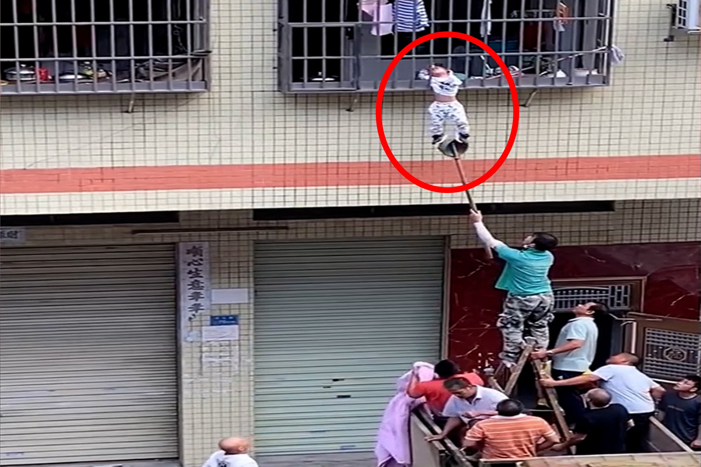 Giai cuu be trai Trung Quoc ket dau vao song sat cua so hinh anh