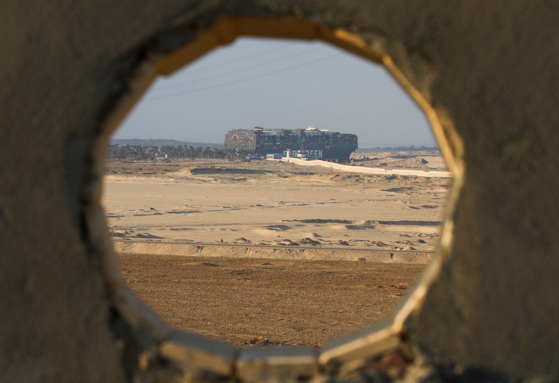 Ngoi lang song cung tau khong lo mac ket tren kenh dao Suez hinh anh