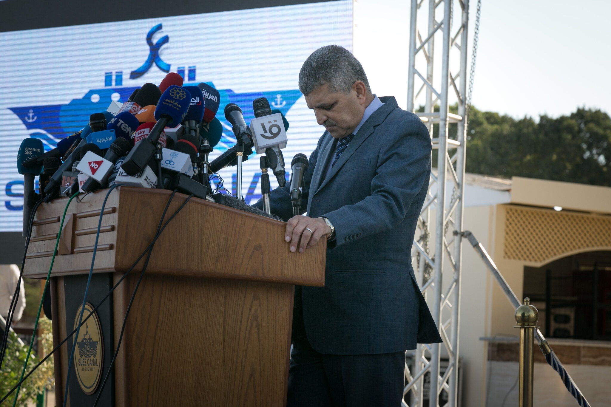 Tau mac ket,  tac nghen luu thong,  10 ty USD anh 5