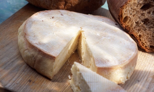 Chien dich giai cuu 2,8 tan pho mai thuong hang cua cac tu si Phap hinh anh