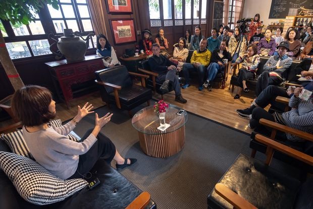 Dong cua lanh su quan,  My Trung doi dau,  Houston,  Thanh Do anh 2