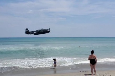 May bay ha canh khan cap xuong bien o Florida hinh anh