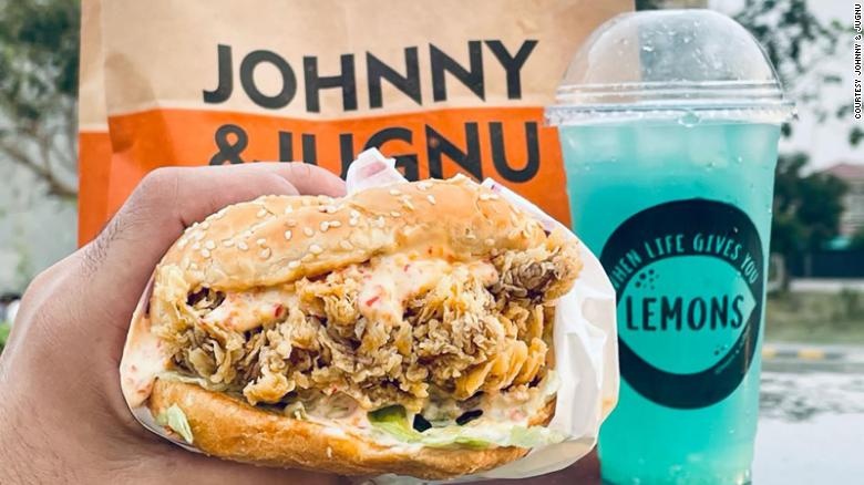 Ca cua hang burger Pakistan bi bat vi tu choi mien phi cho canh sat hinh anh