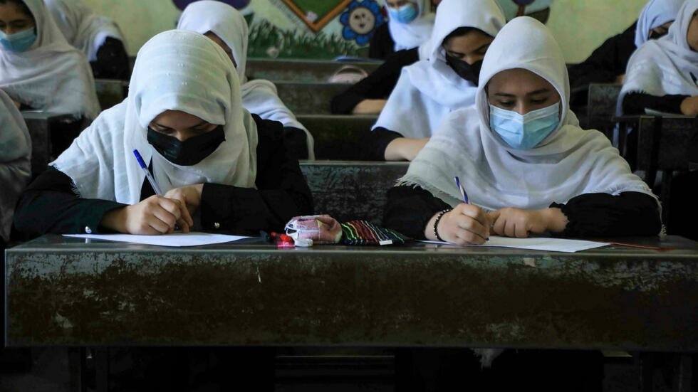Nu sinh Afghanistan deo khan hijab trang, mac ao trum den di hoc hinh anh