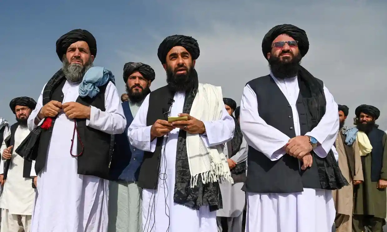 Nguoi phu nu Afghanistan dot quan jeans trong ngay dau Taliban cai tri hinh anh