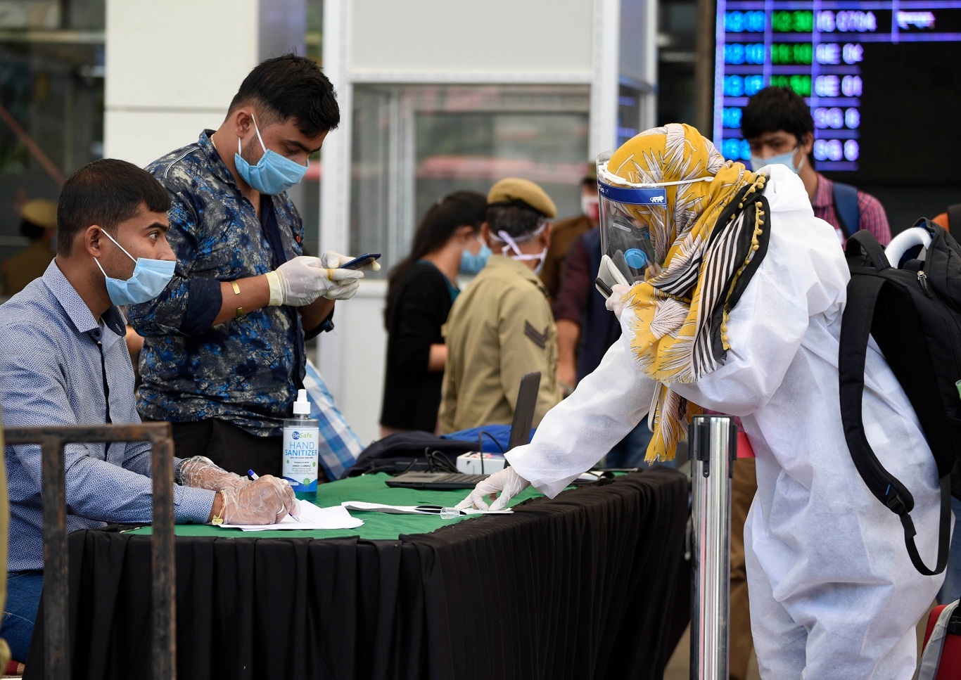 An Do thay doi huong dan y te tai san bay Mumbai vi bien chung moi hinh anh