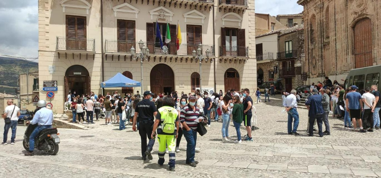 tỷ lệ tiêm vaccine 104% ảnh 1 ty le tiem vaccine 104% anh 1