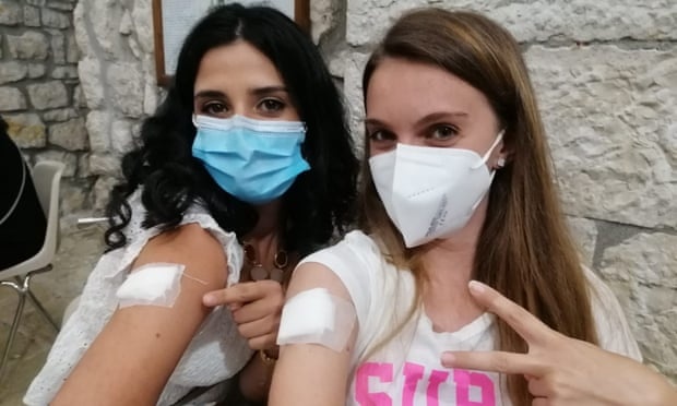 Thi tran o Italy dat ty le tiem vaccine 104% hinh anh