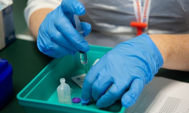 Nam Phi danh gia hieu qua cua vaccine voi bien chung Omicron hinh anh