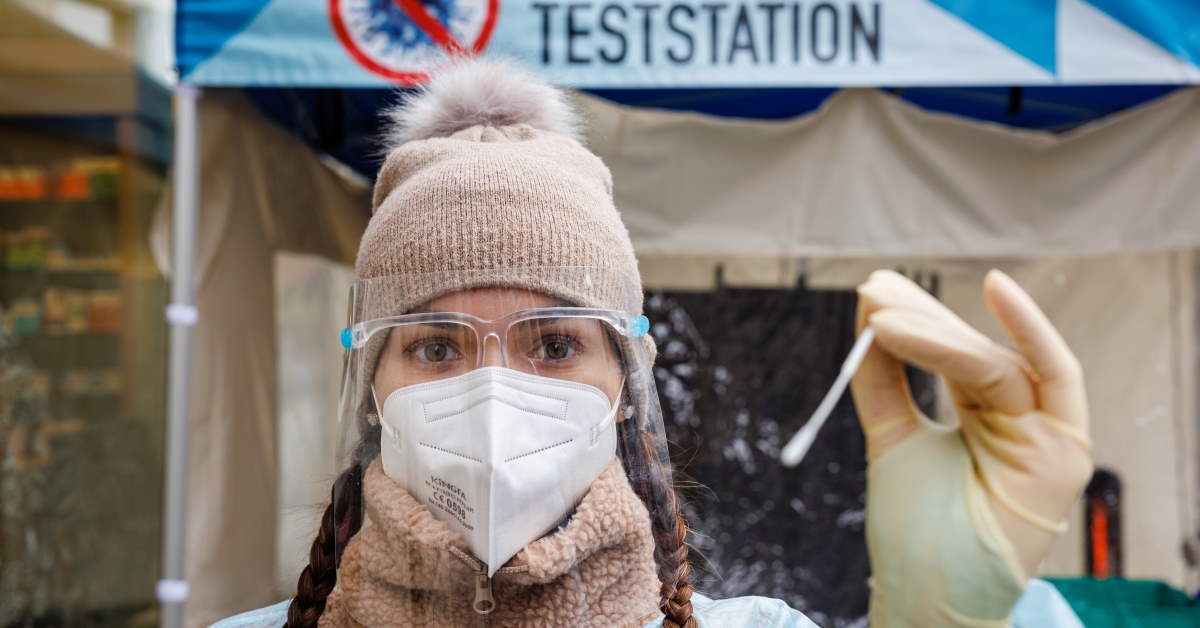 Gia kit test nhanh Covid-19 o cac nuoc hinh anh