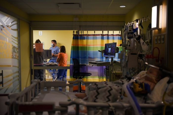 tre em,  vaccine,  Covid-19 anh 3