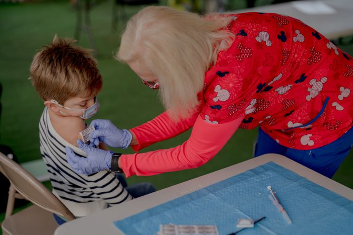 tre em,  vaccine,  Covid-19 anh 2