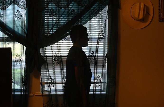 Be trai song sot trong tham kich o Texas nho im lang tuyet doi hinh anh