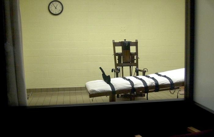 Phong vien bi duoi khoi buong tu hinh voi ly do mac vay qua ngan hinh anh