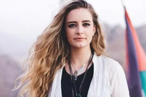 Bi set danh, co gai song sot ky dieu co the nho doi dep cao su de day hinh anh