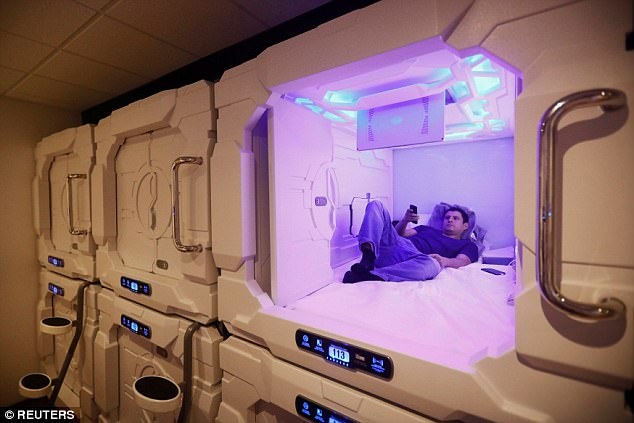 song tai san bay,  My,  mac ket anh 2