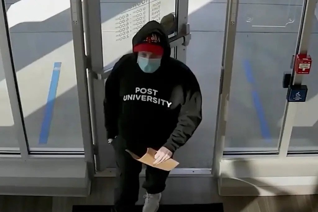 Bat duoc ke cuop hang loat ngan hang nho mot chiec ong hut hinh anh