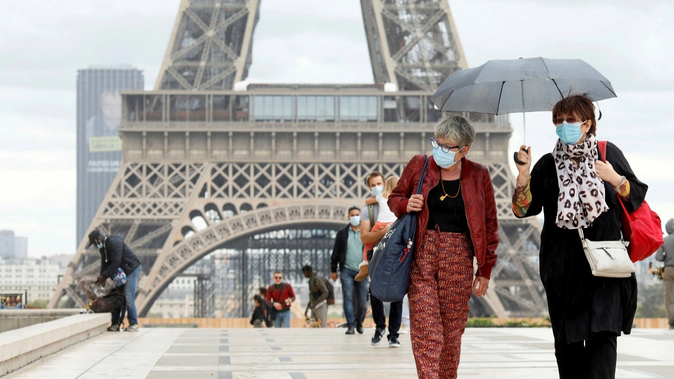 Covid-19 tai bung phat, Phap van chua bat nguoi dan deo khau trang hinh anh