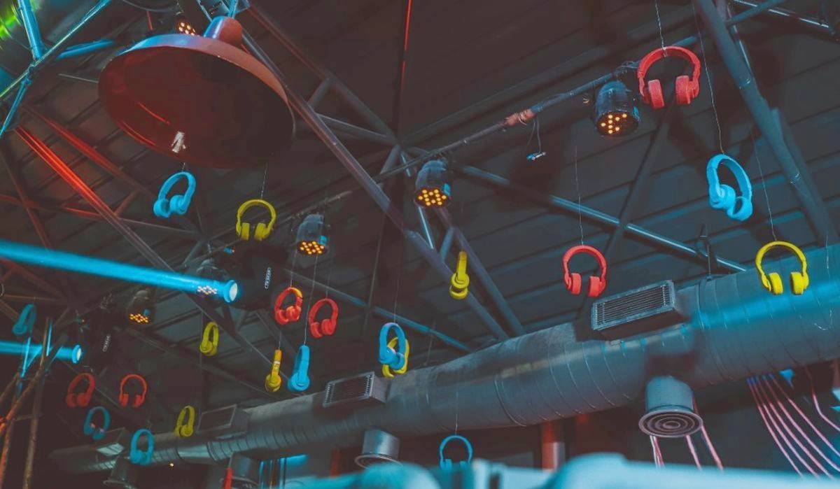 Quan bar im lang o An Do hinh anh