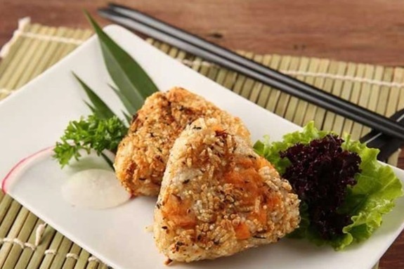 Cach lam com nam rong bien nhanh gon cho bua trua hinh anh