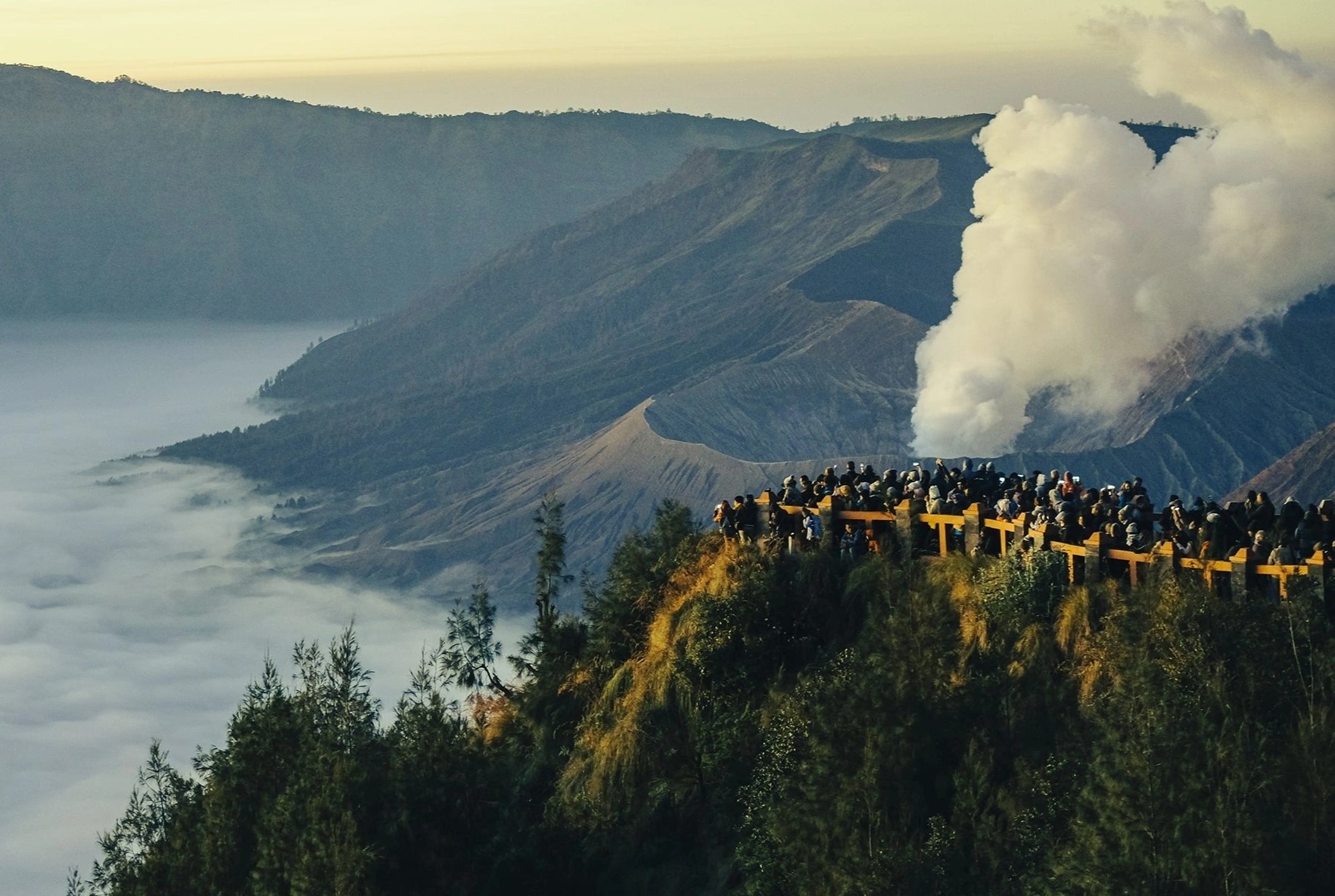 Tham hiem nui lua dang hoat dong o Indonesia hinh anh