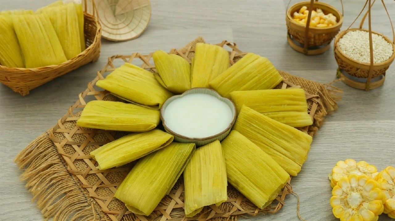 Lam banh ngo nuoc cot dua thom deo tai nha hinh anh