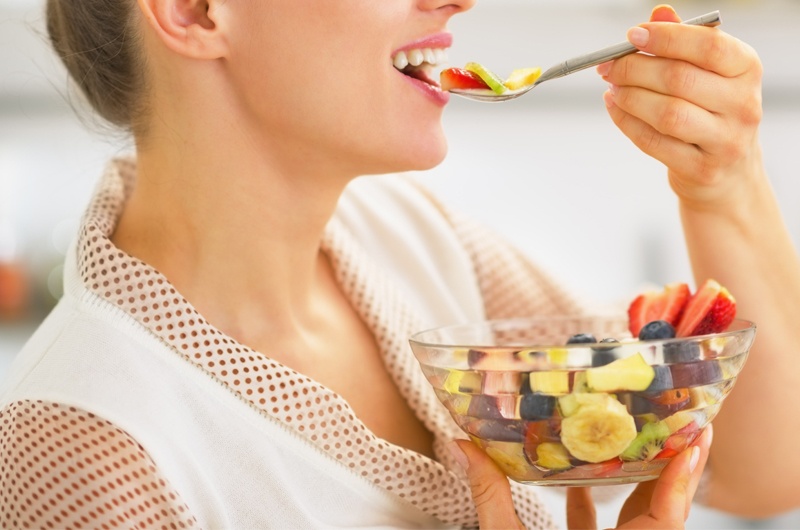 4 sai lam khi an trai cay hinh anh