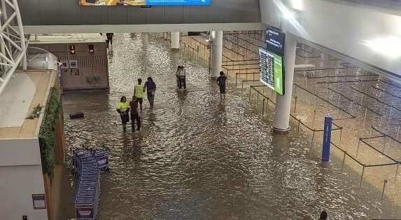 Chuyen bay mac ket 13 gio tren troi vi diem den ngap lut hinh anh