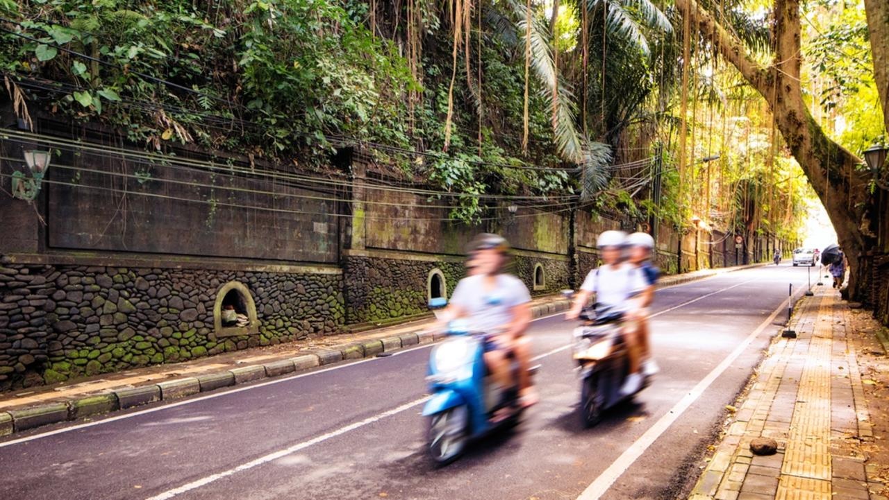 Bali se cam du khach di xe may hinh anh