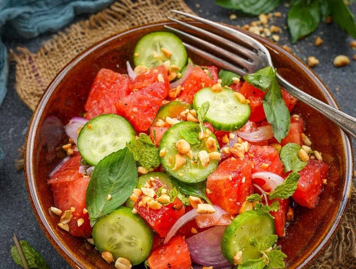 Lam salad dua hau kieu Thai ngon mieng vao he hinh anh