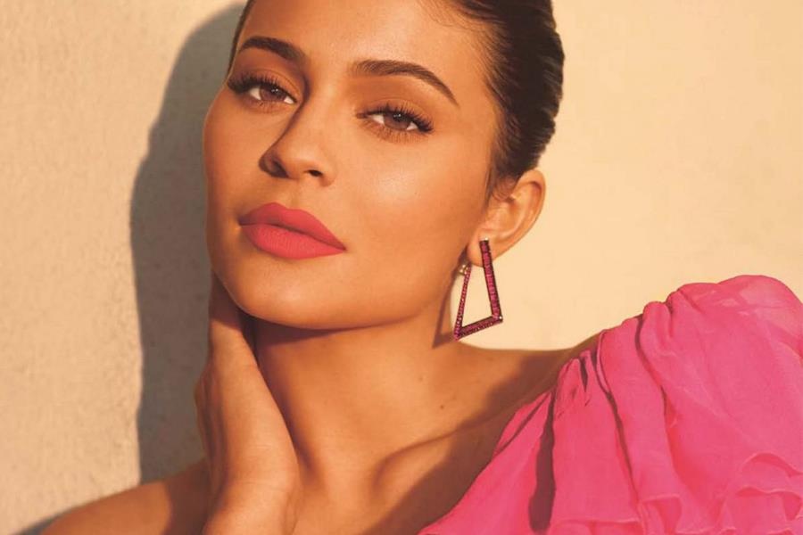 Hoc lom bi quyet danh son 'than thanh' cua Kylie Jenner hinh anh