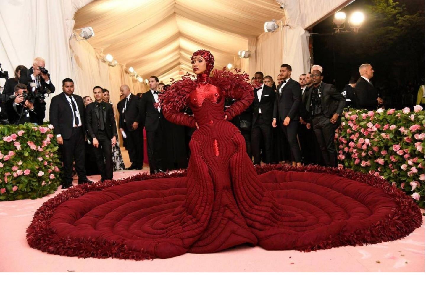 Can canh qua trinh chuan bi cua Cardi B truoc gio tham du Met Gala hinh anh