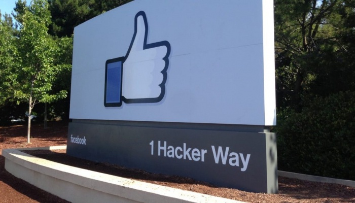 Facebook cat giam nhan su anh 1